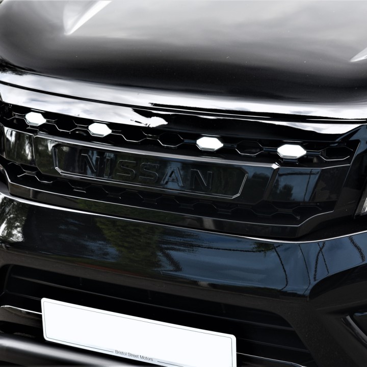Grilă Față, Predator LEDs, Culoare Negru Lucios, Nissan Navara Cabină Dublă / Cabină Extra 2016 - 2021 - EDK.ro