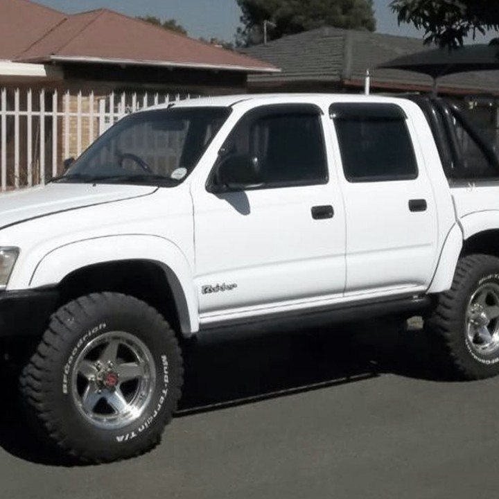 Pereche Paravânturi Față, Trux, Culoare Fumuriu, Toyota Hilux Cabină Dublă 1998 - 2005 - EDK.ro