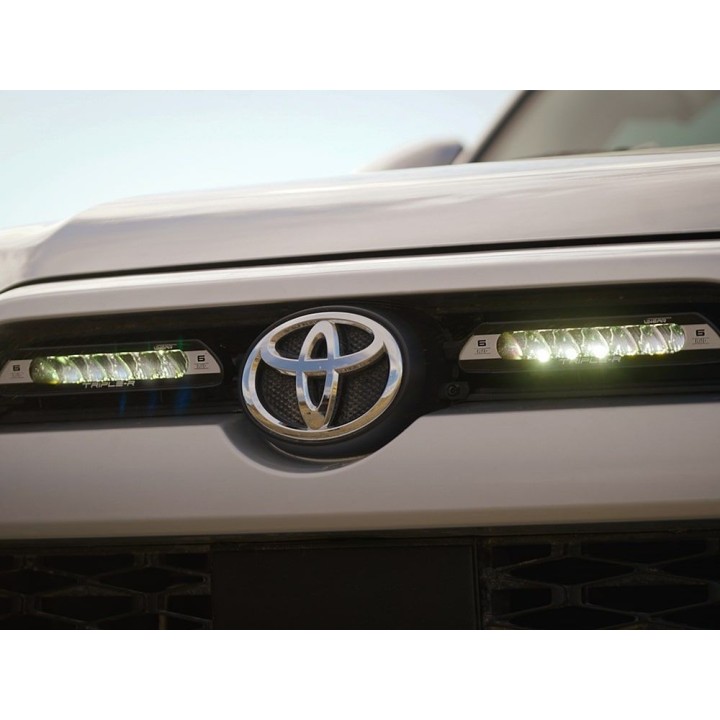 Kit de Integrare Proiectoare LED Omologate Pentru Grilă, Lazer Lamps cu 2x Linear-6 Elite+, 1x Grille Mount Brackets și 1x Wirin