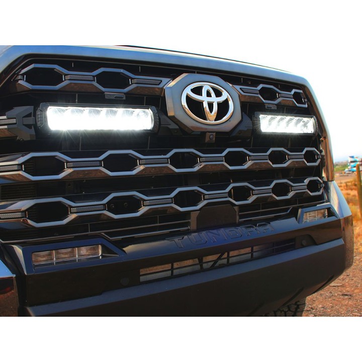 Kit de Integrare Proiectoare LED Omologate Pentru Grilă, Lazer Lamps cu 2x Triple-R 850, 1x Grille Mount Brackets și 1x Wiring K