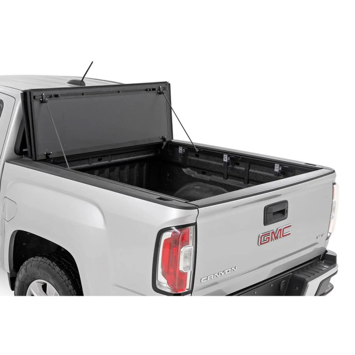 Închidere de Benă Tip Capac, Rough Country Tri-Fold, Chevrolet Colorado / GMC Canyon Lungime Benă 6.0 Feet 2013 - Prezent - EDK.