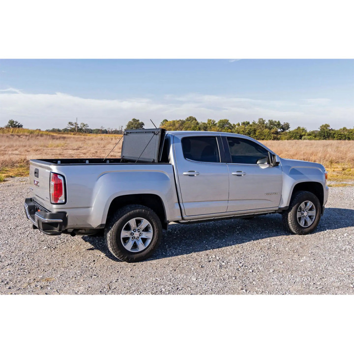 Închidere de Benă Tip Capac, Rough Country Tri-Fold, Chevrolet Colorado / GMC Canyon Lungime Benă 6.0 Feet 2013 - Prezent - EDK.