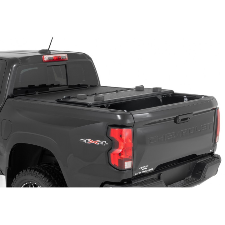 Închidere de Benă Tip Capac, Rough Country Tri-Fold, Chevrolet Colorado / GMC Canyon Lungime Benă 5.0 Feet 2013 - Prezent - EDK.ro