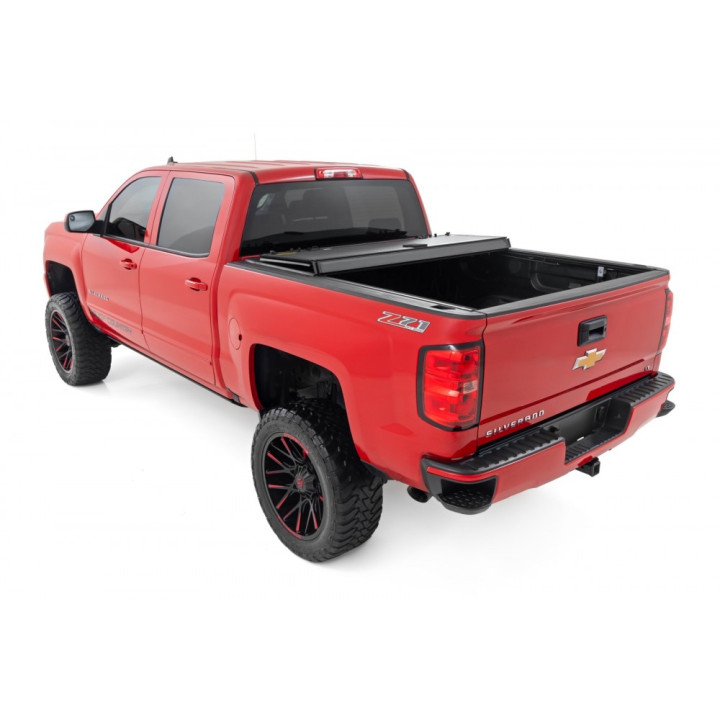 Închidere de Benă Tip Capac, Rough Country Tri-Fold, Chevrolet Silverado 1500 / 2500 / 3500 / GMC Sierra 1500 / 2500 / 3500 Lungime Benă 6.7 Feet 2014 - Prezent - EDK.ro