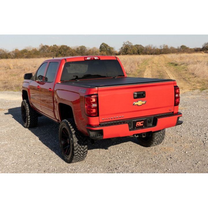 Închidere de Benă Tip Capac, Rough Country Tri-Fold, Chevrolet Silverado 1500 / 2500 / 3500 / GMC Sierra 1500 / 2500 / 3500 Lungime Benă 6.7 Feet 2014 - Prezent - EDK.ro