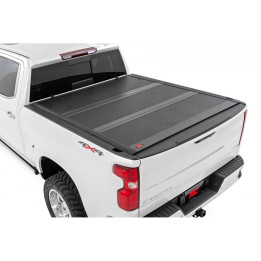 Închidere de Benă Tip Capac, Rough Country Tri-Fold, Chevrolet Silverado 1500 / 2500 / 3500 / GMC Sierra 1500 / 2500 / 3500 Lungime Benă 5.8 Feet 2014 - Prezent - EDK.ro
