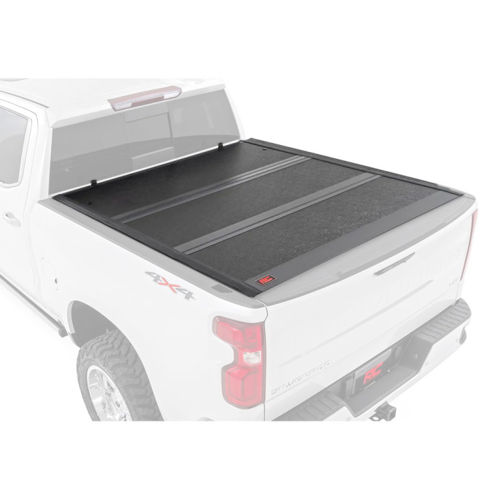 Închidere de Benă Tip Capac, Rough Country Tri-Fold, Chevrolet Silverado 1500 / 2500 / 3500 / GMC Sierra 1500 / 2500 / 3500 Lungime Benă 6.7 Feet 2014 - 2019 - EDK.ro