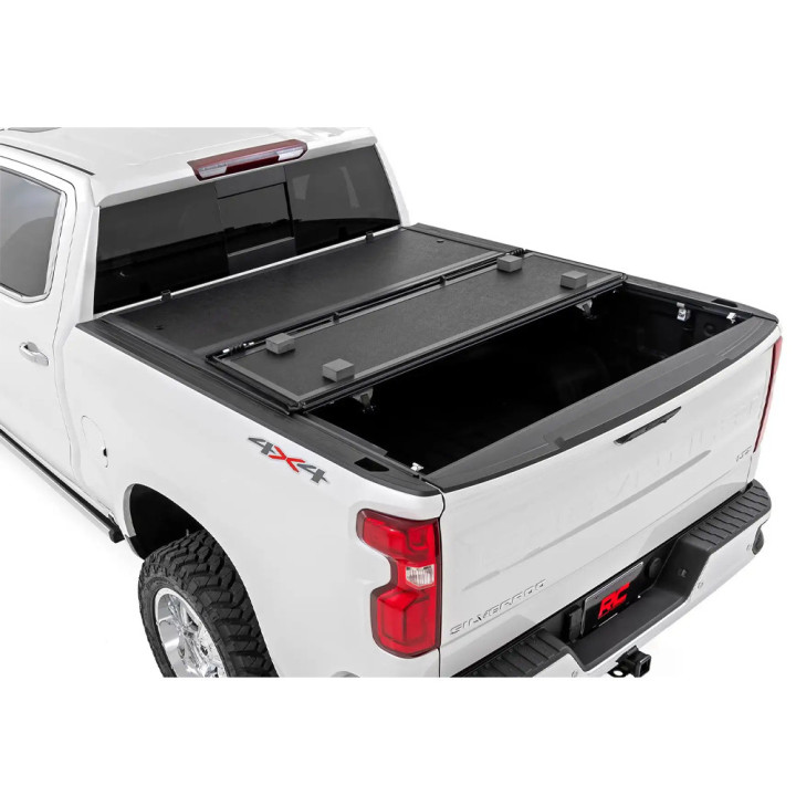 Închidere de Benă Tip Capac, Rough Country Tri-Fold, Chevrolet Silverado 1500 / Silverado 2500 / Silverado 3500 / GMC Sierra 150