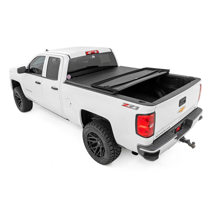Închidere de Benă Tip Prelată, Rough Country Tri-Fold, Chevrolet Silverado 1500 / GMC Sierra 1500 Lungime Benă 6.7 Feet 2014 - Prezent - EDK.ro