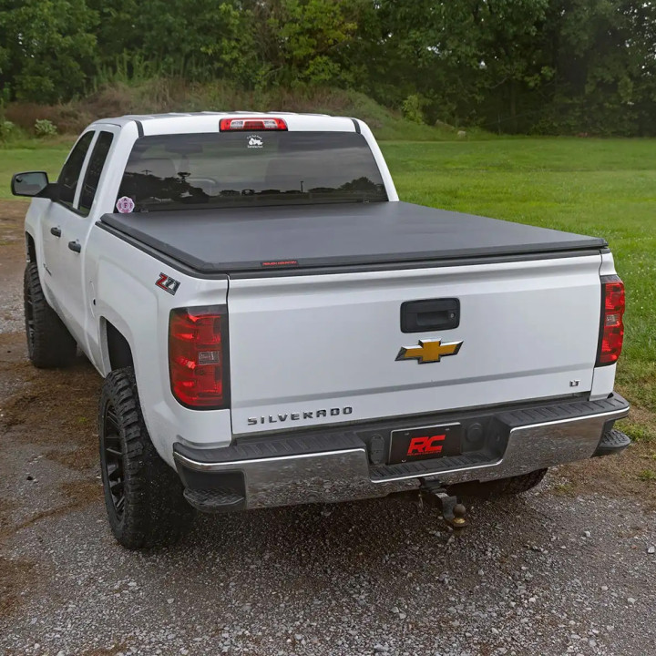 Închidere de Benă Tip Prelată, Rough Country Tri-Fold, Chevrolet Silverado 1500 / GMC Sierra 1500 Lungime Benă 6.7 Feet 2014 - Prezent - EDK.ro