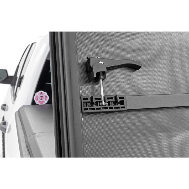 Închidere de Benă Tip Prelată, Rough Country Tri-Fold, Chevrolet Silverado 1500 / GMC Sierra 1500 Lungime Benă 6.7 Feet 2014 - Prezent - EDK.ro