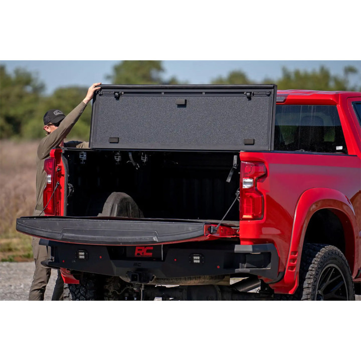 Închidere de Benă Tip Capac, Rough Country Tri-Fold, Chevrolet Colorado / GMC Canyon Lungime Benă 5.8 Feet 2014 - 2079 - EDK.ro
