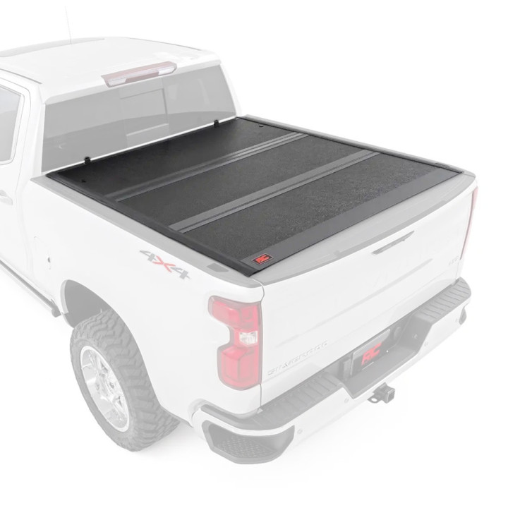 Închidere de Benă Tip Capac, Rough Country Tri-Fold, Chevrolet Silverado 1500 / GMC Sierra 1500 Lungime Benă 5.8 Feet 2014 - Prezent - EDK.ro