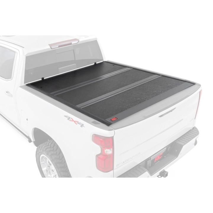Închidere de Benă Tip Capac, Rough Country Tri-Fold, Chevrolet Silverado 1500 / GMC Sierra 1500 Lungime Benă 6.7 Feet 2019 - Pre