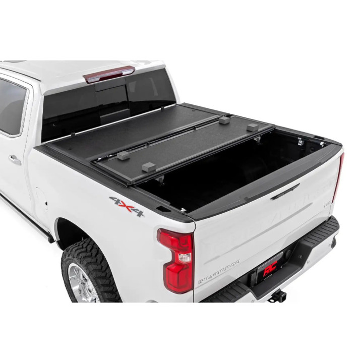 Închidere de Benă Tip Capac, Rough Country Tri-Fold, Chevrolet Silverado 1500 / GMC Sierra 1500 Lungime Benă 6.7 Feet 2019 - Pre