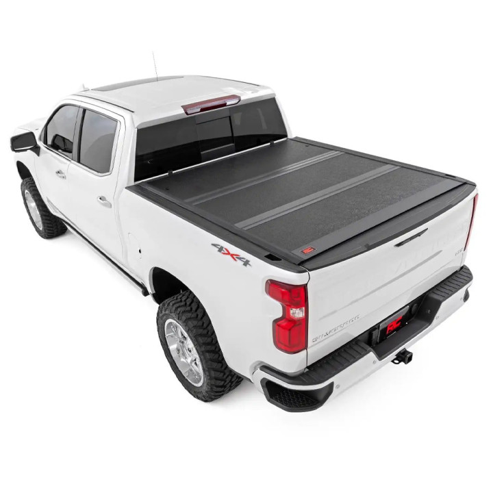 Închidere de Benă Tip Capac, Rough Country Tri-Fold, Chevrolet Silverado 1500 / GMC Sierra 1500 Lungime Benă 6.7 Feet 2019 - Pre