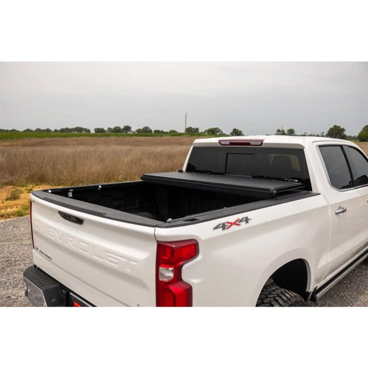 Închidere de Benă Tip Capac, Rough Country Tri-Fold, Chevrolet Silverado 1500 / GMC Sierra 1500 Lungime Benă 6.7 Feet 2019 - Pre
