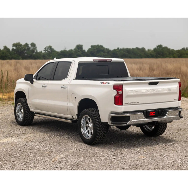 Închidere de Benă Tip Capac, Rough Country Tri-Fold, Chevrolet Silverado 1500 / GMC Sierra 1500 Lungime Benă 6.7 Feet 2019 - Pre