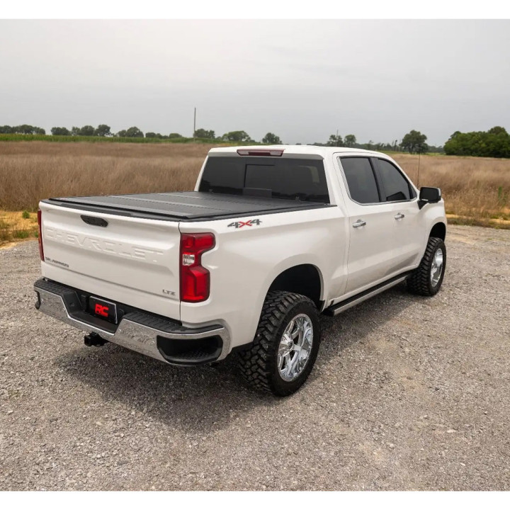 Închidere de Benă Tip Capac, Rough Country Tri-Fold, Chevrolet Silverado 1500 / GMC Sierra 1500 Lungime Benă 6.7 Feet 2019 - Pre