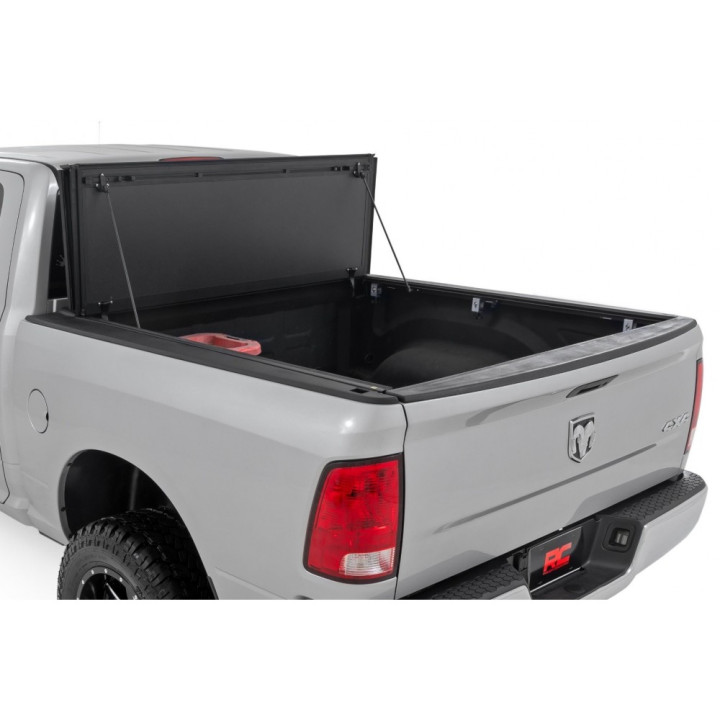 Închidere de Benă Tip Capac, Rough Country Tri-Fold, Dodge RAM 1500 / 2500 / 3500 Lungime Benă 6.4 Feet 2009 - Prezent - EDK.ro