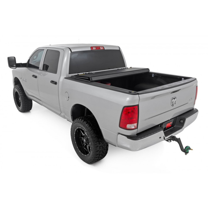 Închidere de Benă Tip Capac, Rough Country Tri-Fold, Dodge RAM 1500 / 2500 / 3500 Lungime Benă 6.4 Feet 2009 - Prezent - EDK.ro