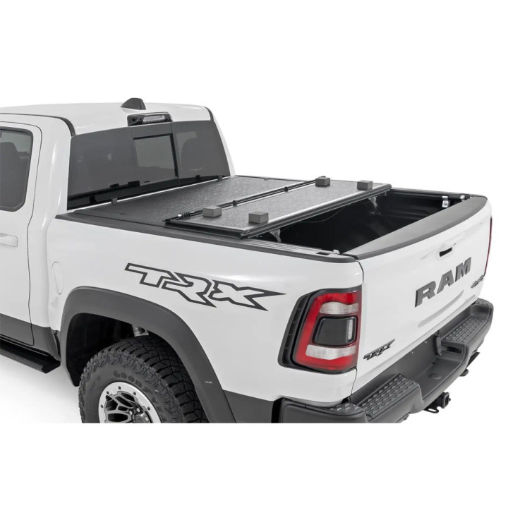 Închidere de Benă Tip Capac, Rough Country Tri-Fold, Dodge RAM 1500 / 2500 Lungime Benă 6.4 Feet 2019 - Prezent - EDK.ro
