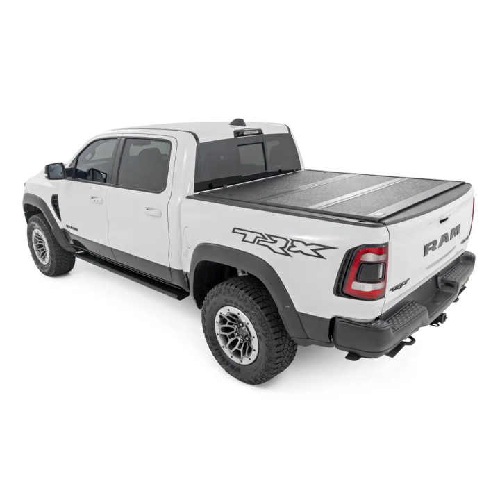 Închidere de Benă Tip Capac, Rough Country Tri-Fold, Dodge RAM 1500 / 2500 Lungime Benă 6.4 Feet 2019 - Prezent - EDK.ro