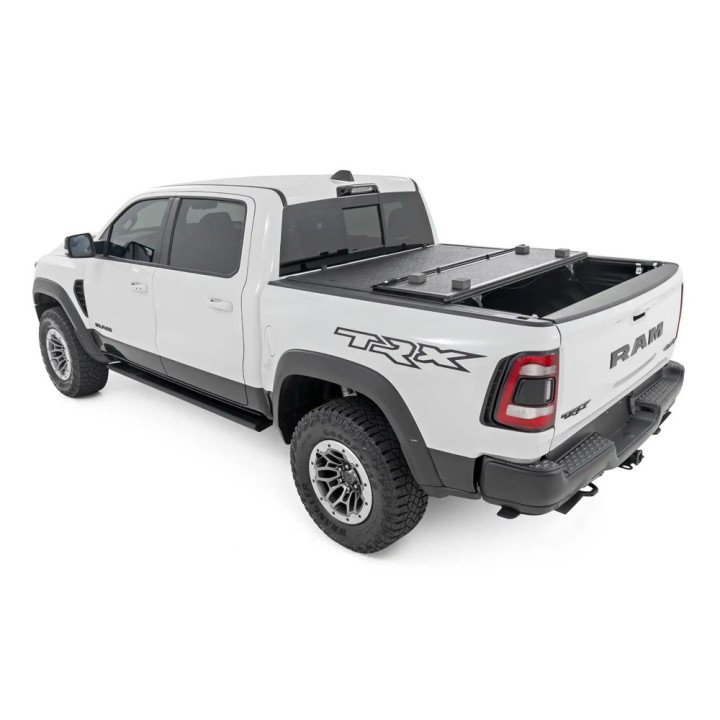 Închidere de Benă Tip Capac, Rough Country Tri-Fold, Dodge RAM 1500 / RAM 2500 Lungime Benă 6.4 Feet 2019 - Prezent - EDK.ro