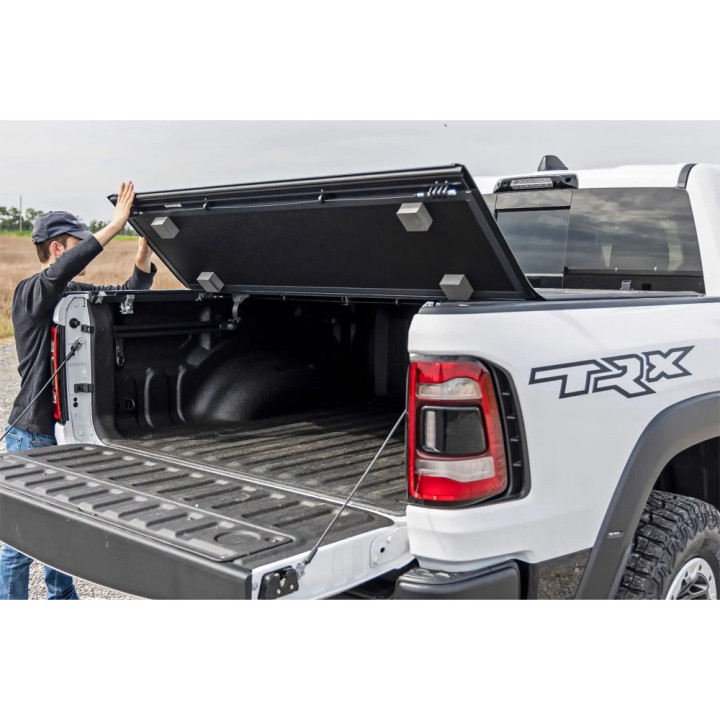 Închidere de Benă Tip Capac, Rough Country Tri-Fold, Dodge RAM 1500 / RAM 2500 Lungime Benă 6.4 Feet 2019 - Prezent - EDK.ro
