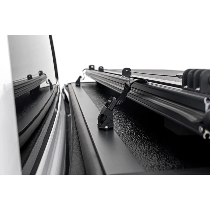 Închidere de Benă Tip Capac, Rough Country Tri-Fold, Dodge RAM 1500 / RAM 2500 Lungime Benă 6.4 Feet 2019 - Prezent - EDK.ro