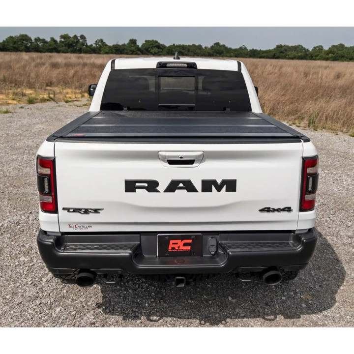 Închidere de Benă Tip Capac, Rough Country Tri-Fold, Dodge RAM 1500 / RAM 2500 Lungime Benă 6.4 Feet 2019 - Prezent - EDK.ro