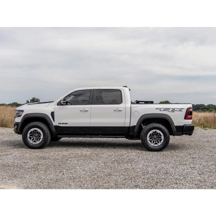 Închidere de Benă Tip Capac, Rough Country Tri-Fold, Dodge RAM 1500 / RAM 2500 Lungime Benă 6.4 Feet 2019 - Prezent - EDK.ro