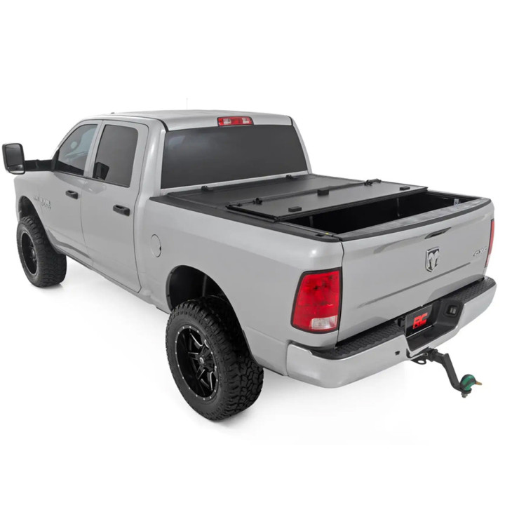Închidere de Benă Tip Capac, Rough Country Tri-Fold, Dodge RAM 1500 Lungime Benă 5.7 Feet 2009 - Prezent - EDK.ro
