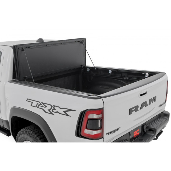 Închidere de Benă Tip Capac, Rough Country Tri-Fold, Dodge RAM 1500 Lungime Benă 6.4 Feet 2014 - Prezent - EDK.ro