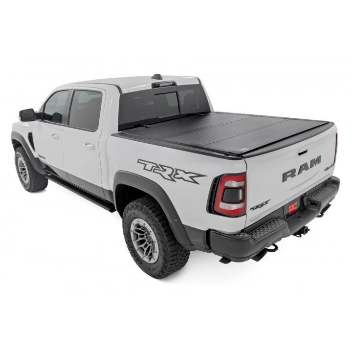 Închidere de Benă Tip Capac, Rough Country Tri-Fold, Dodge RAM 1500 Lungime Benă 6.4 Feet 2014 - Prezent - EDK.ro