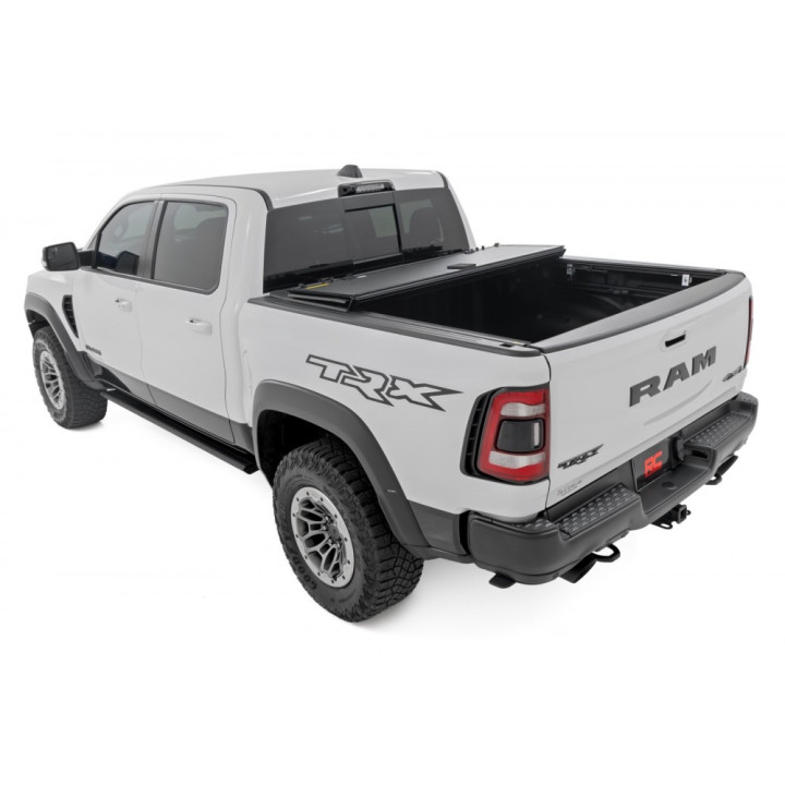 Închidere de Benă Tip Capac, Rough Country Tri-Fold, Dodge RAM 1500 Lungime Benă 6.4 Feet 2014 - Prezent - EDK.ro