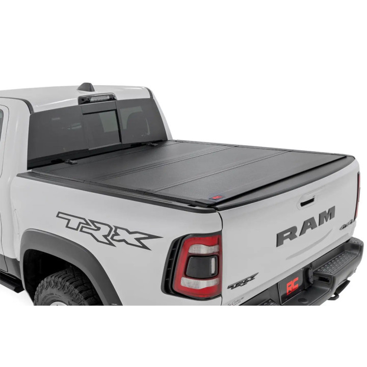 Închidere de Benă Tip Capac, Rough Country Tri-Fold, Dodge RAM 1500 Lungime Benă 5.7 Feet 2019 - Prezent - EDK.ro