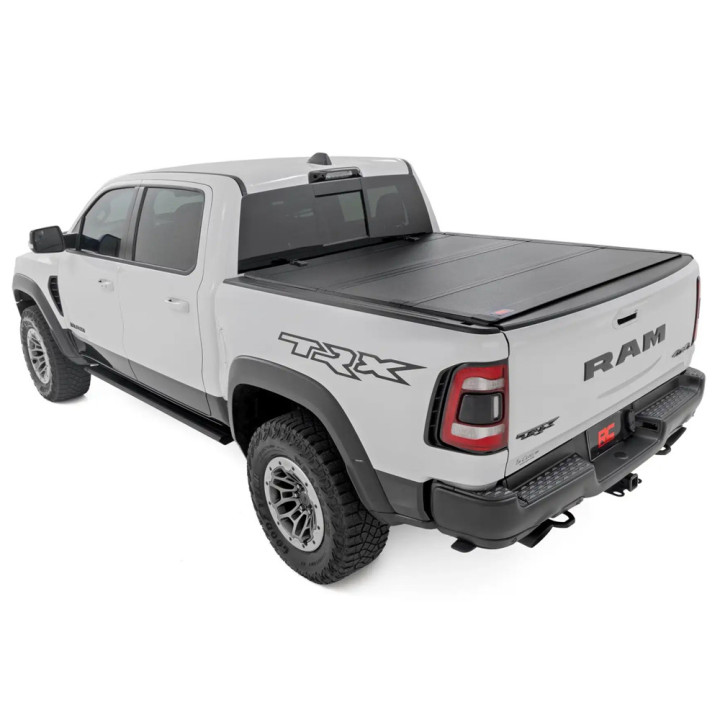 Închidere de Benă Tip Capac, Rough Country Tri-Fold, Dodge RAM 1500 Lungime Benă 5.7 Feet 2019 - Prezent - EDK.ro