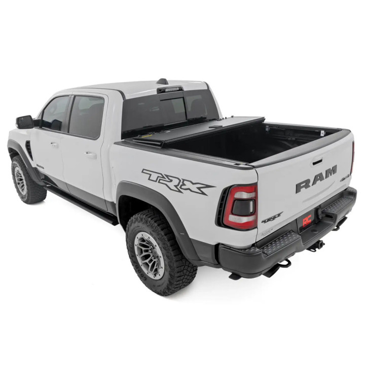 Închidere de Benă Tip Capac, Rough Country Tri-Fold, Dodge RAM 1500 Lungime Benă 5.7 Feet 2019 - Prezent - EDK.ro