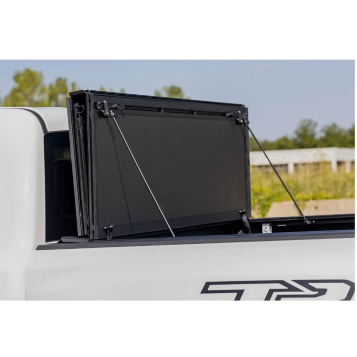 Închidere de Benă Tip Capac, Rough Country Tri-Fold, Dodge RAM 1500 Lungime Benă 5.7 Feet 2019 - Prezent - EDK.ro