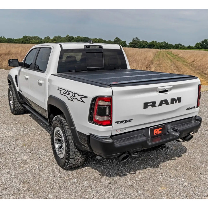 Închidere de Benă Tip Capac, Rough Country Tri-Fold, Dodge RAM 1500 Lungime Benă 5.7 Feet 2014 - Prezent - EDK.ro