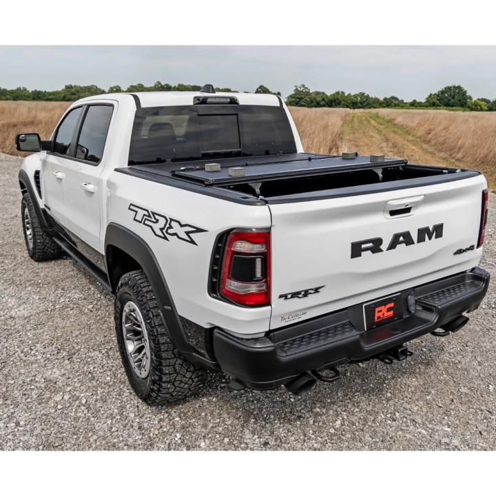 Închidere de Benă Tip Capac, Rough Country Tri-Fold, Dodge RAM 1500 Lungime Benă 5.7 Feet 2014 - Prezent - EDK.ro