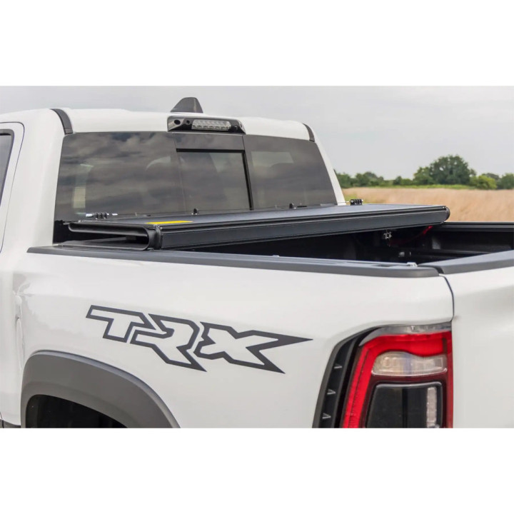 Închidere de Benă Tip Capac, Rough Country Tri-Fold, Chevrolet Colorado / GMC Canyon Lungime Benă 5.7 Feet 2014 - 2097 - EDK.ro