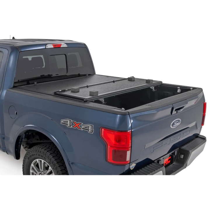 Închidere de Benă Tip Capac, Rough Country Tri-Fold, Chevrolet Colorado / GMC Canyon Lungime Benă 5.7 Feet 2014 - 2099 - EDK.ro