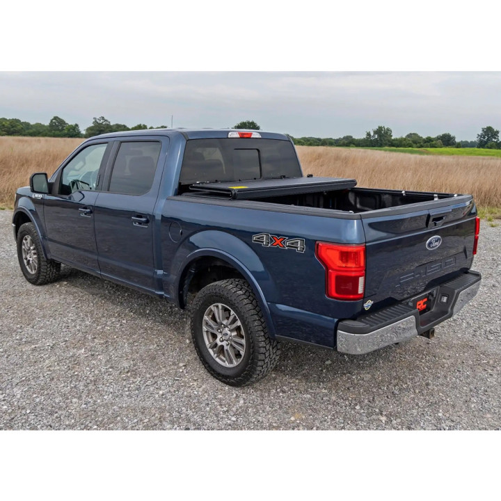 Închidere de Benă Tip Capac, Rough Country Tri-Fold, Chevrolet Colorado / GMC Canyon Lungime Benă 5.7 Feet 2014 - 2099 - EDK.ro