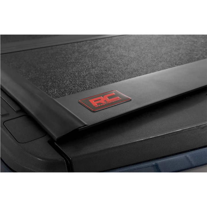 Închidere de Benă Tip Capac, Rough Country Tri-Fold, Chevrolet Colorado / GMC Canyon Lungime Benă 5.7 Feet 2014 - 2099 - EDK.ro