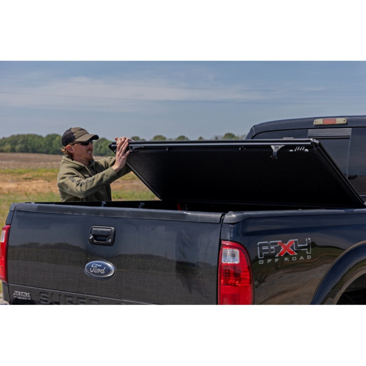 Închidere de Benă Tip Capac, Rough Country Tri-Fold, Chevrolet Colorado / GMC Canyon Lungime Benă 6.10 Feet 2014 - 2106 - EDK.ro