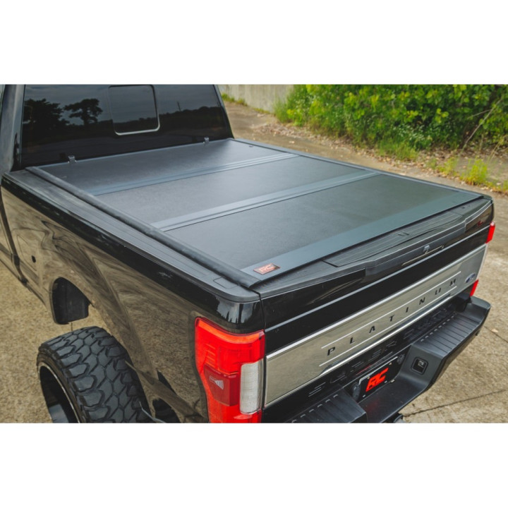 Închidere de Benă Tip Capac, Rough Country Tri-Fold, Ford F-250 / F-350 Lungime Benă 6.9 Feet 2014 - Prezent - EDK.ro