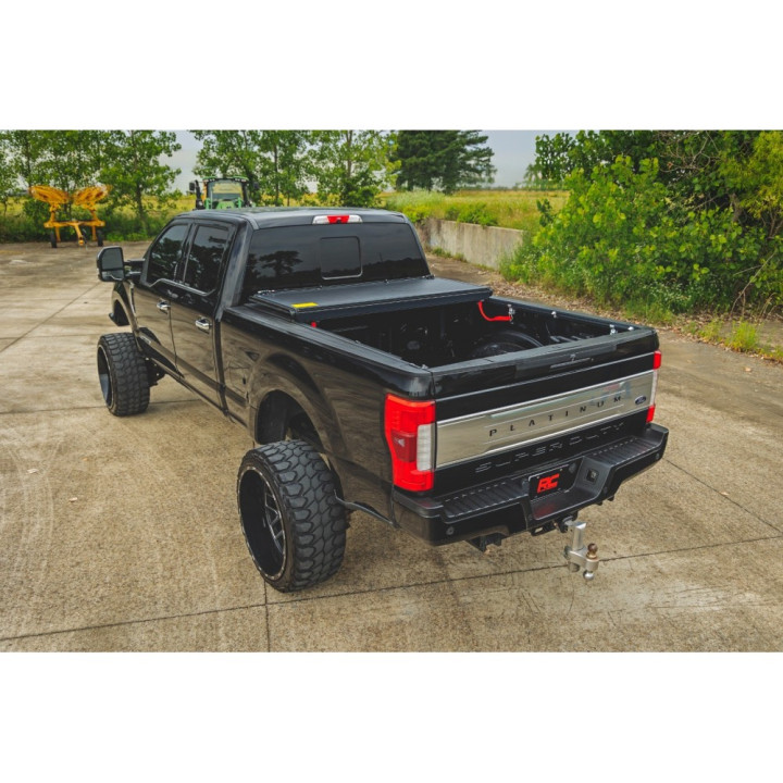 Închidere de Benă Tip Capac, Rough Country Tri-Fold, Ford F-250 / F-350 Lungime Benă 6.9 Feet 2014 - Prezent - EDK.ro