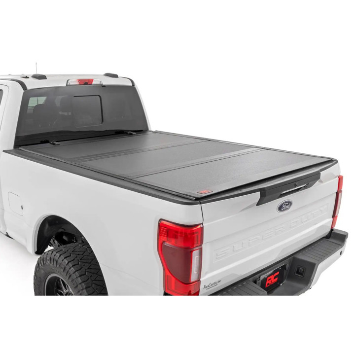 Închidere de Benă Tip Capac, Rough Country Tri-Fold, Ford F-250 / F-350 Lungime Benă 6.9 Feet 2014 - Prezent - EDK.ro